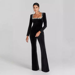 Ausgestellter Jumpsuit mit diamantbesetztem quadratischem Kragen