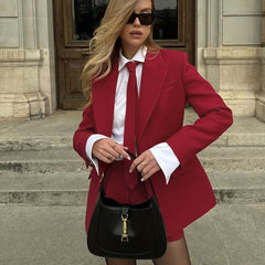 Pendler-Anzug mit roter Krawatte