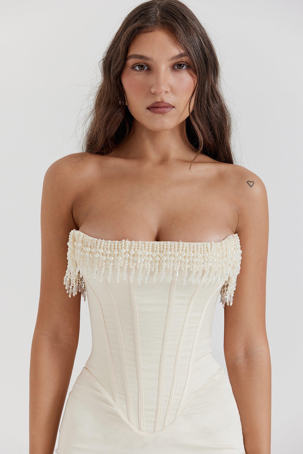 Ärmelloses Kleid mit freien Schultern und Perlen