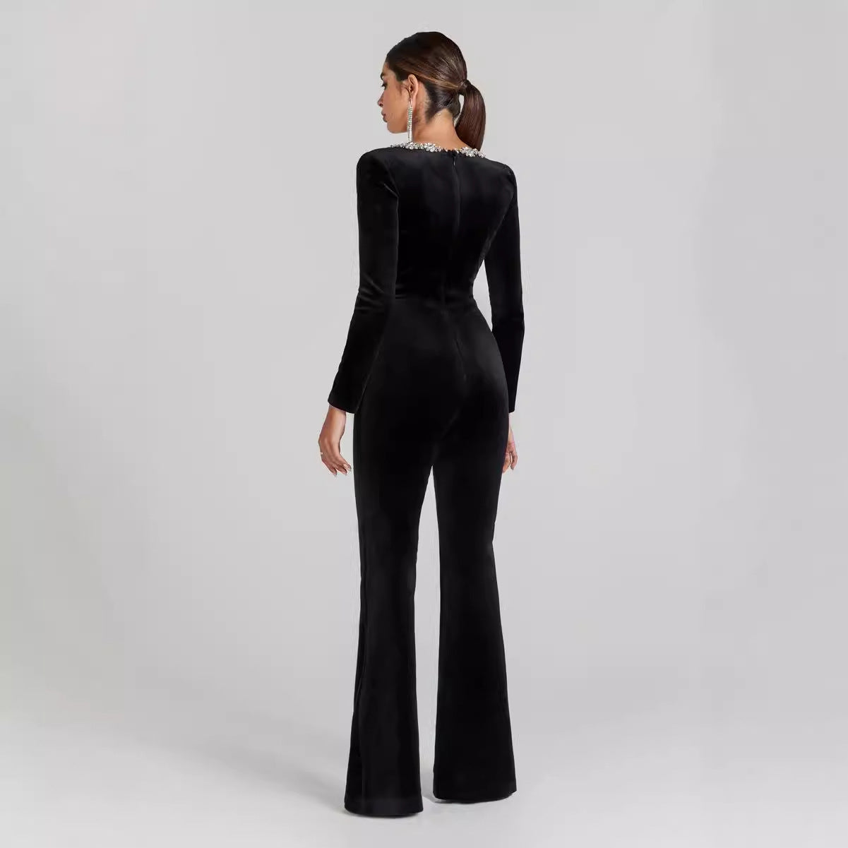 Ausgestellter Jumpsuit mit diamantbesetztem quadratischem Kragen