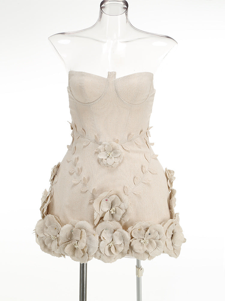 Schulterfreie Blumenkleid