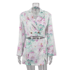 Kurzer Anzug mit Blumenmuster