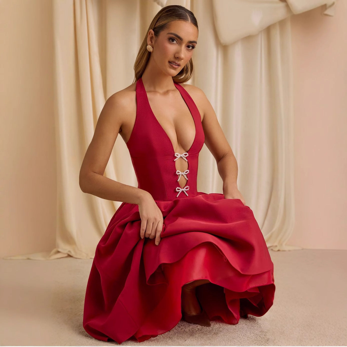 Neckholder Kleid mit Schleife und tiefem V-Ausschnitt