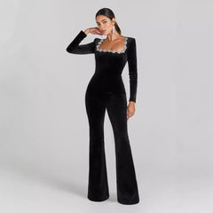 Ausgestellter Jumpsuit mit diamantbesetztem quadratischem Kragen