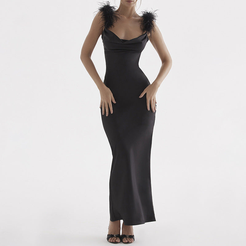 Enges Kleid mit Feder Details