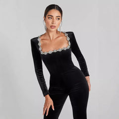 Ausgestellter Jumpsuit mit diamantbesetztem quadratischem Kragen
