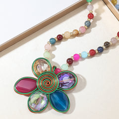 Modische Blumen-Halskette mit farbigen Glasperlen