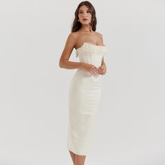 Ärmelloses Kleid mit freien Schultern und Perlen